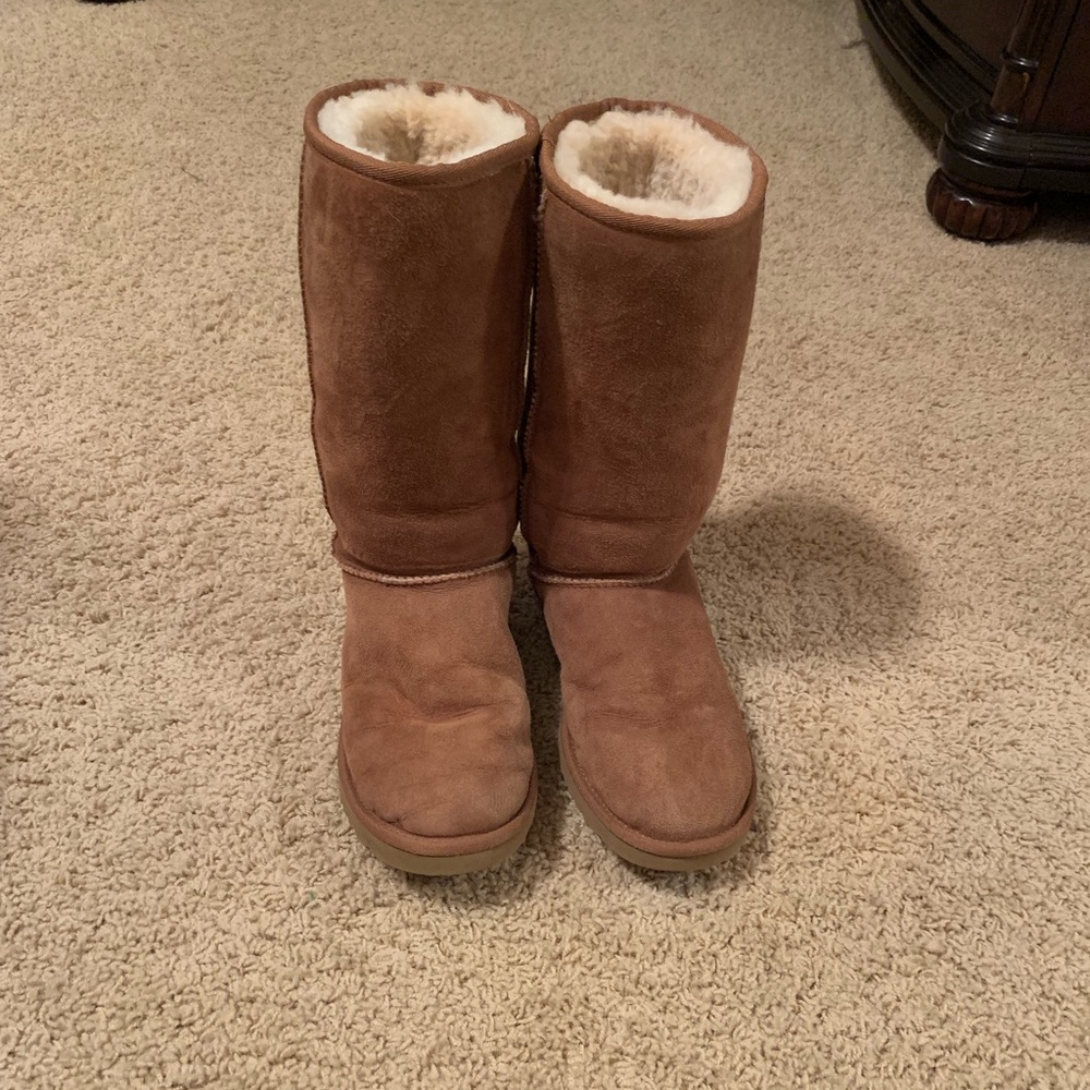 Tall UGGs in Chestnut Sz 8